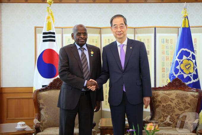 [사진] 한덕수 총리, 지부티 총리 접견
