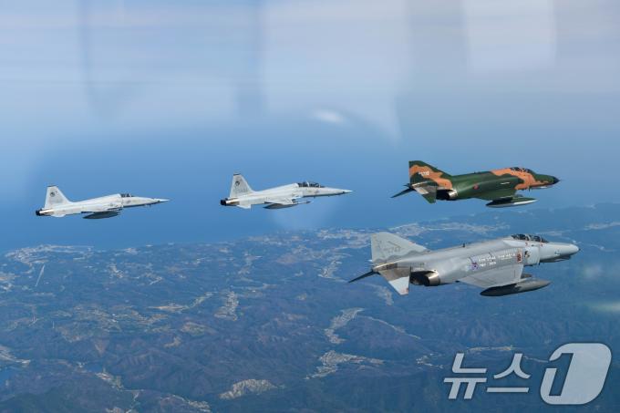 [사진] 한반도 상공의 F-4·F-5