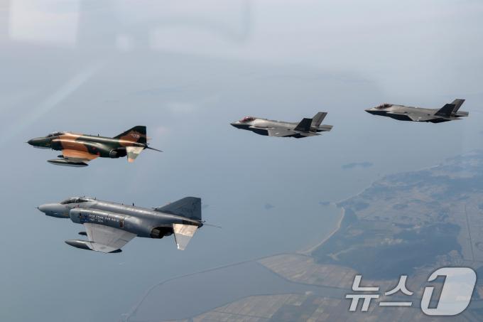 [사진] F-35K 지휘하는 F-4E