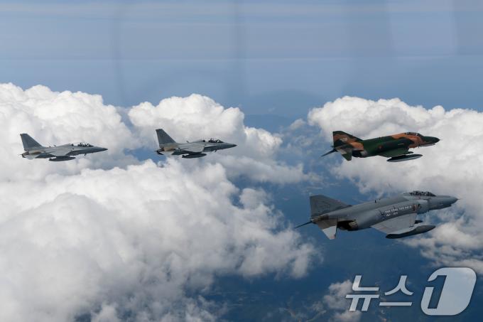 [사진] 비행하는 F-4E·FA-50