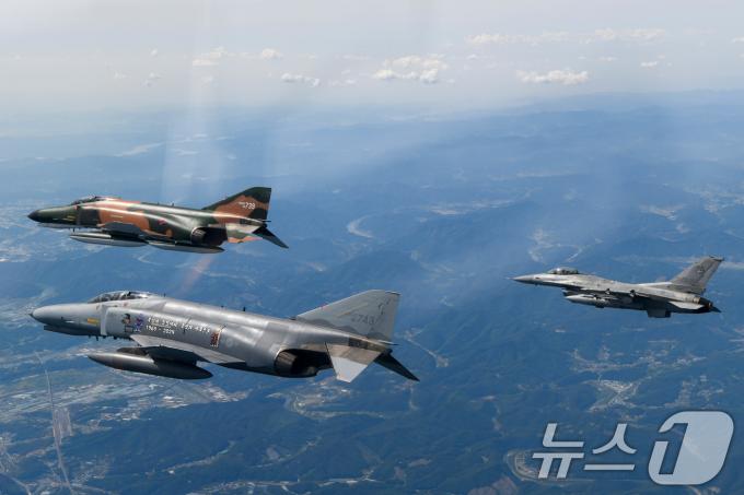 [사진] 비행하는 F-4E와 KF-16