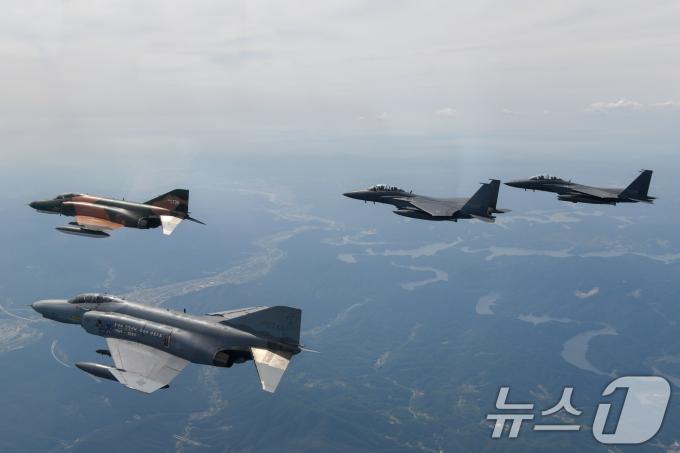 [사진] 비행하는 F-4E와 F-15K