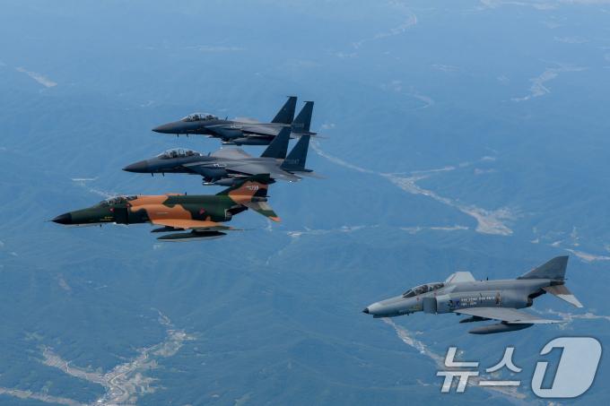 [사진] 편대비행하는 F-4E와 F-15K