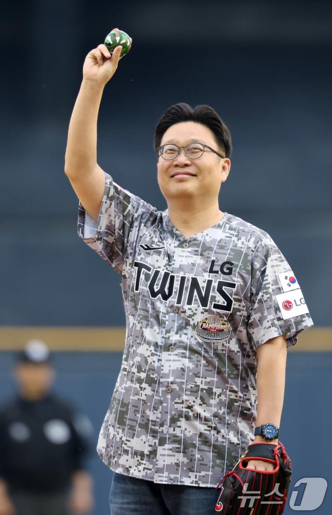 [사진] 시구 나선 서경덕 교수