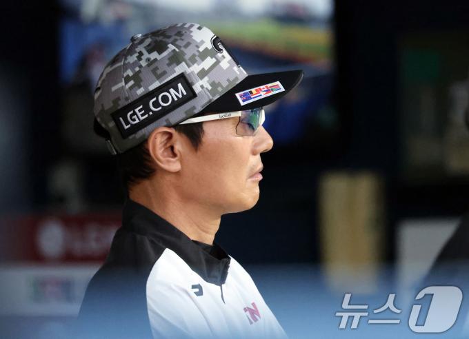 [사진] 그라운드 응시하는 염경엽 감독