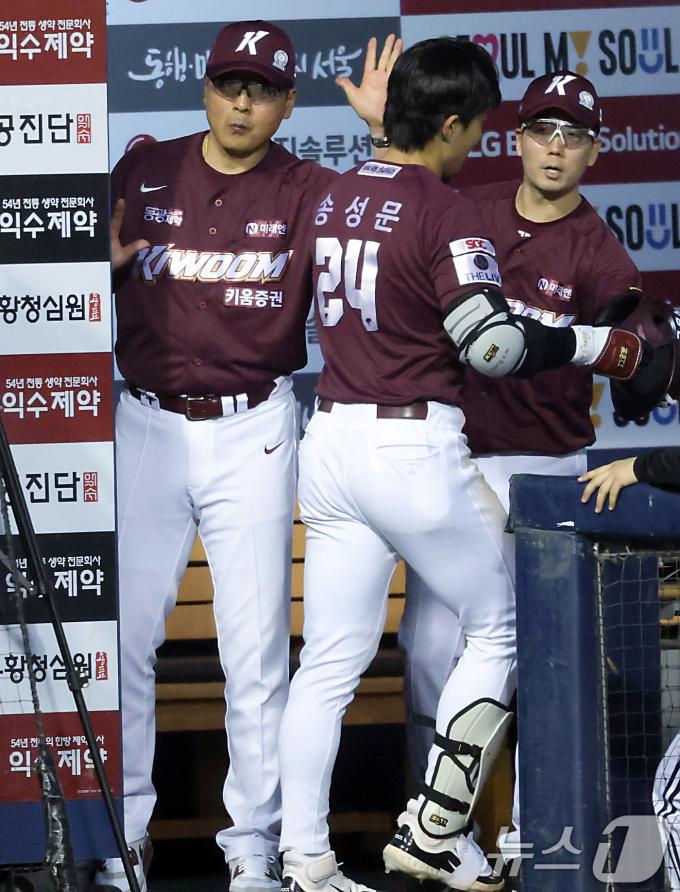[사진] 송성문 맞이하는 홍원기 감독