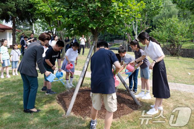 [사진] 제인 구달 박사 방문 기념 산사나무에 물 주는 김건희 여사