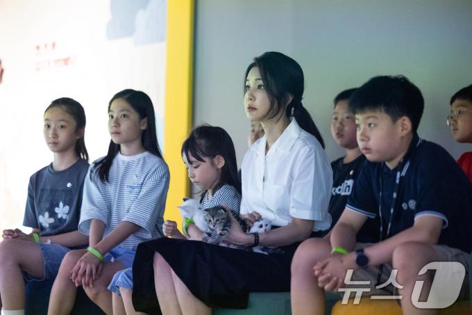 [사진] '환경 위기 회복' 영상 시청하는 김건희 여사