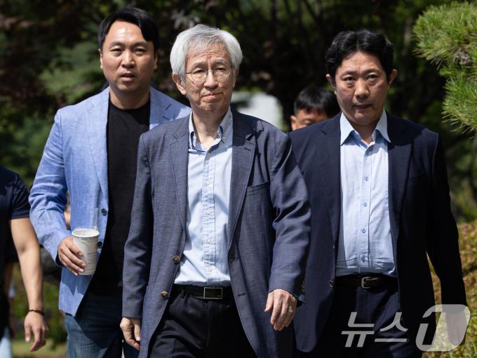 윤석열 대통령에 대한 대선 후보 시절 명예훼손 보도에 관여한 의혹을 받는 김용진 뉴스타파 대표(가운데)가 5일 오전 피의자 신분으로 소환조사를 받기 위해 서울 서초구 서울중앙지방검찰청으로 출석하고 있다. 2024.6.5/뉴스1 ⓒ News1 이재명 기자