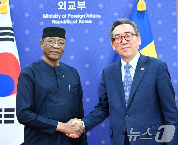 [사진] 조태열 장관, 차드 국무장관과 양자회담