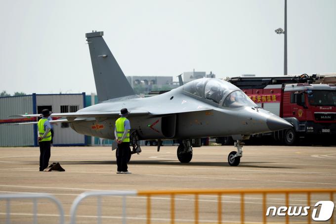 중국 에어쇼 2021이 열리는 주하이에서 28일(현지시간) 중국 인민해방군(PLA)의 공군 조종사가 JL-10 고등 훈련기를 운용하고 있다. 중국은 에어쇼에서 최신 무인기 기종을 공개할 예정이다. ⓒ 로이터=뉴스1 ⓒ News1 금준혁 기자