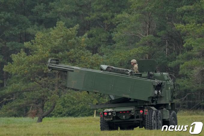 라트비아 리예파야에서 26일(현지시간) 하이마스(HIMARS·고기동 대구경 다연장 로켓시스템) M142를 동원한 군사훈련을 진행하고 있다. 2022. 11. 26. ⓒ 로이터=뉴스1 ⓒ News1 최서윤 기자