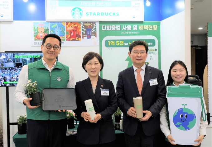 환경의날 기념식에서 환경부 한화진 장관(왼쪽부터 두번째)과 이상일 용인시장(왼쪽부터 세분째)이 스타벅스 파트너들과 기념사진을 찍고 있다. /사진=스타벅스