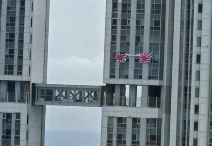 현충일인 6일 부산 한 아파트에 욱일기가 걸렸다. /사진=온라인 커뮤니티 캡처