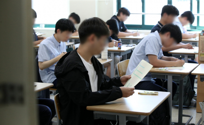 대학수학능력시험(수능) 6월 모의평가를 치른 수험생 가운데 74%가 어려웠다고 답했다. 서울의 한 고등학교에서 학생들이 모의고사를 치르고 있다. /사진=뉴스1