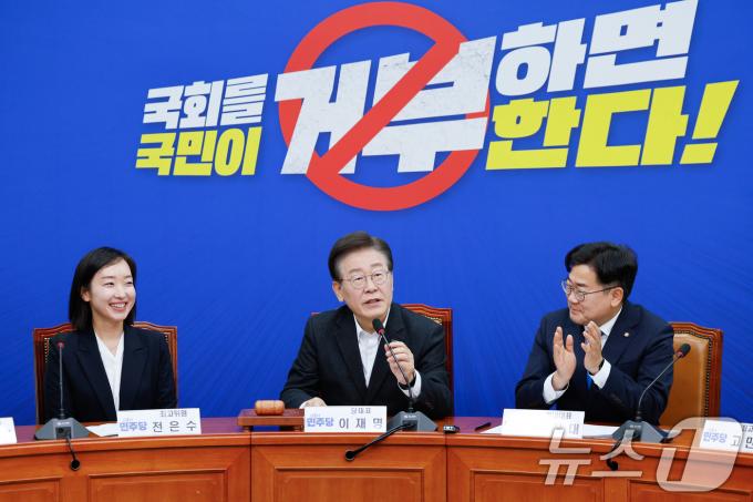 이재명 더불어민주당 대표가 5일 오전 서울 여의도 국회에서 열린 최고위원회의에 참석해 전은수 최고위원을 소개하고 있다. 2024.6.5/뉴스1 ⓒ News1 안은나 기자