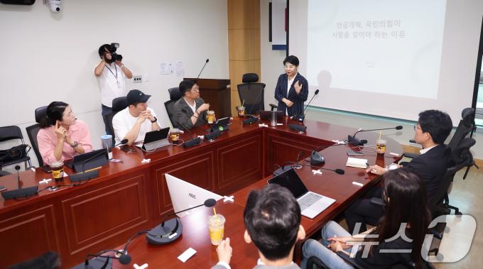 윤희숙 전 국민의힘 의원이 6일 오전 서울 여의도 국회 의원회관에서 열린 '첫목회' 네 번째 모임 토론회에서 '연금개혁, 국민의힘이 사활을 걸어야 하는 이유'를 주제로 발표하고 있다. 2024.6.6/뉴스1 ⓒ News1 김민지 기자