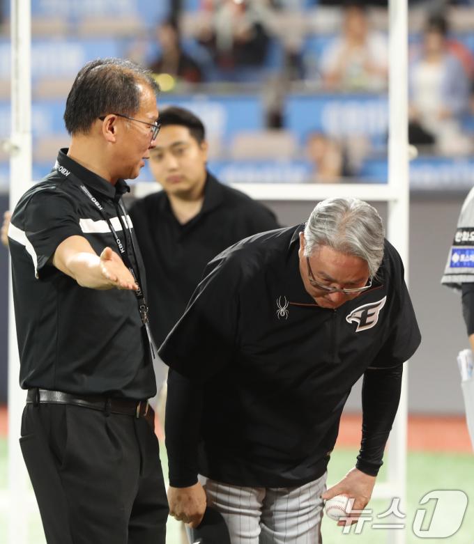 김경문 한화 이글스 신임 감독이 4일 오후 경기 수원시 장안구 KT위즈파크에서 열린 '2024 신한 SOL 뱅크 KBO리그' 한화 이글스와 KT 위즈의 경기 종료 후 관중들에게 인사하고 있다. 이날 경기는 8대2로 한화 이글스의 승리로 끝났다. 2024.6.4/뉴스1 ⓒ News1 김영운 기자
