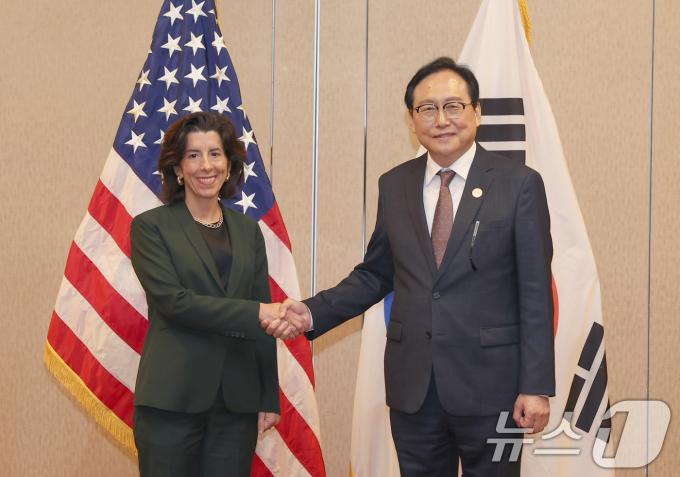 [사진] 지나 러몬도 장관 면담하는 정인교 통상교섭본부장