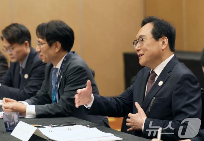 [사진] 지나 러몬도 장관 면담하는 정인교 통상교섭본부장