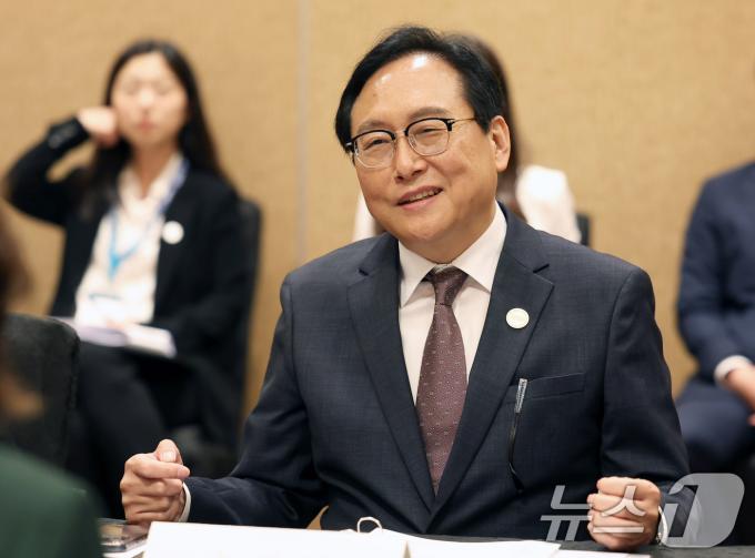 [사진] 지나 러몬도 장관 면담하는 정인교 통상교섭본부장
