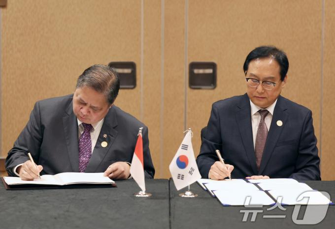 [사진] 한·인니 파리협정 제6조 이행 MOU 서명식