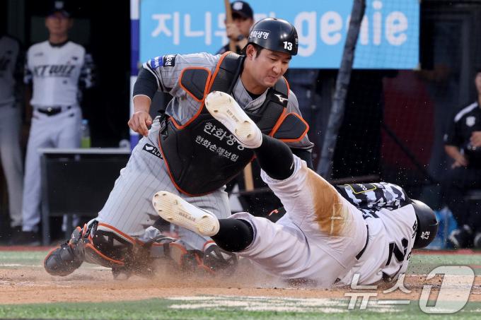 [사진] 홈에서 배정대 잡아내는 최재훈