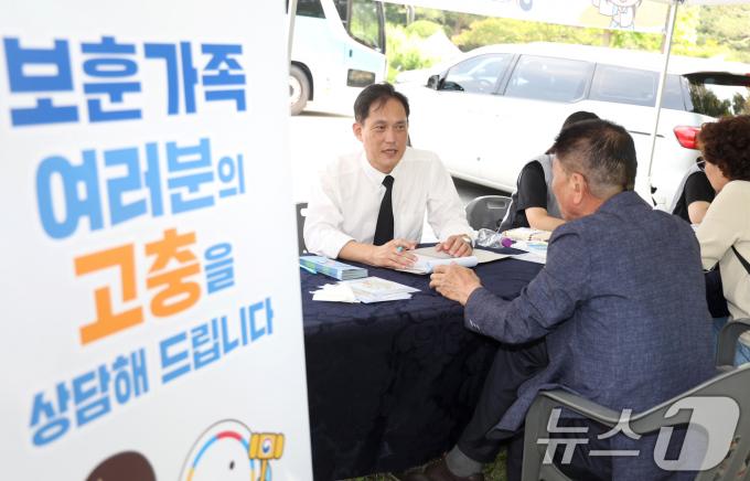 [사진] 보훈가족 만난 김태규 부위원장