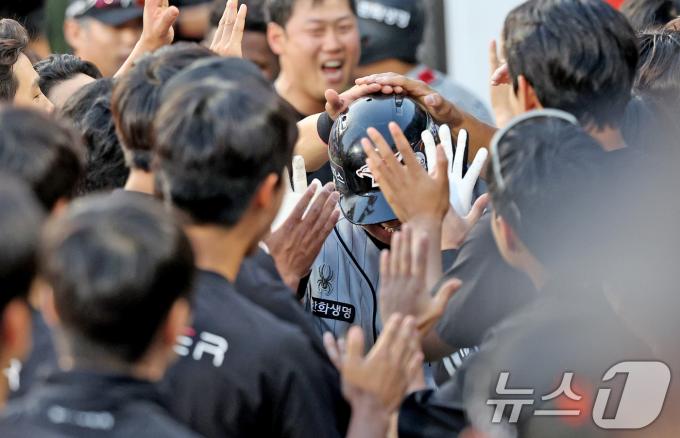 [사진] 동료들 축하 받으며 더그아웃 들어가는 노시환