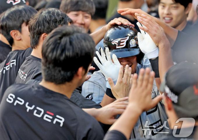 [사진] 동료들의 축하 받는 노시환