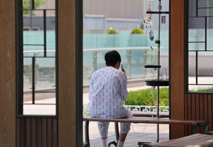  서울의대-서울대학교병원 교수 비상대책위원회가 17일 이후 집단 휴진에 나서겠다며 정부 측에 의료 정상화를 요구했다. 정부의 의대 정원 확대에 반발하는 전공의를 비롯한 의료계의 집단행동이 이어지고 있는 지난 6일 서울 시내 한 대학병원에서 환자가 휴식을 취하고 있다. /사진=뉴스1