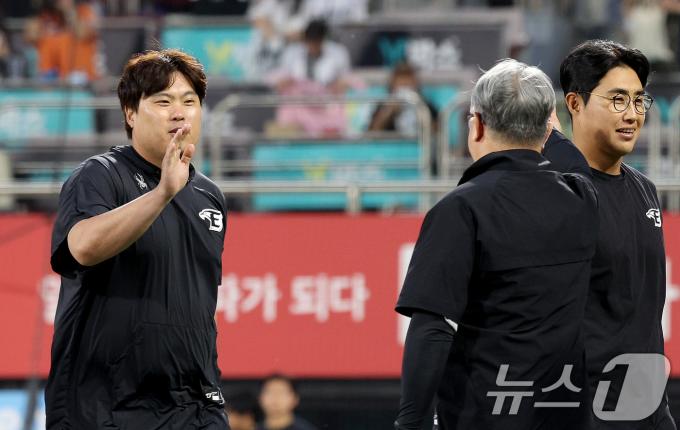 6일 오후 경기 수원KT위즈파크에서 열린 '2024 신한 SOL 뱅크 KBO리그' 한화 이글스와 KT 위즈의 경기에서 무실점 승리를 거둔 류현진이 김경문 감독과 하이파이브 하고 있다. 2024.6.6/뉴스1 ⓒ News1 장수영 기자