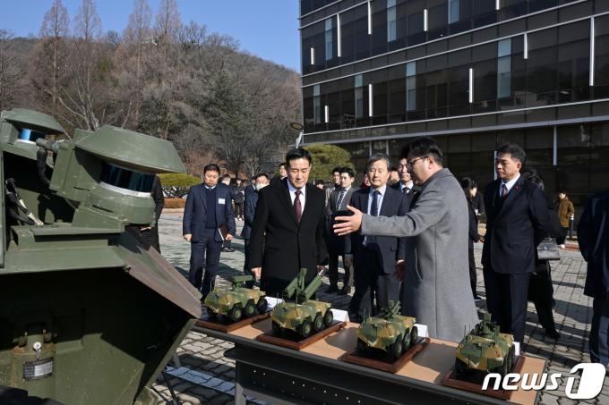 신원식 국방부 장관이 12일 대전 국방과학연구소를 방문, 인공지능(AI) 기반 유무인복합체계 개발현황을 보고 받고 있다. (국방부 제공) 2024.1.12/뉴스1