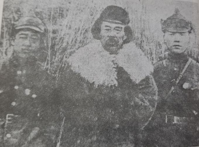 홍범도 장군(가운데). (출처: 저저 미상, 延?政?文史?料委??; ??市政?文史?料委??. 《洪范???》 延吉：延?人民出版社. 1992.09. 흑백사진(1920), Wikimedia Commons, Public Domain)
