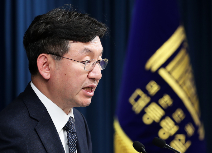  소비자와 업계가 KC 인증이 없는 일부 제품의 해외 직접구매를 금지하는 정책에 반발하자 정부는 기존 방침을 철회했다. 사진은 성태윤 정책실장이 지난달 20일 용산 대통령실 청사에서 해외 직구 정책 관련 브리핑을 하는 모습. /사진=뉴스1