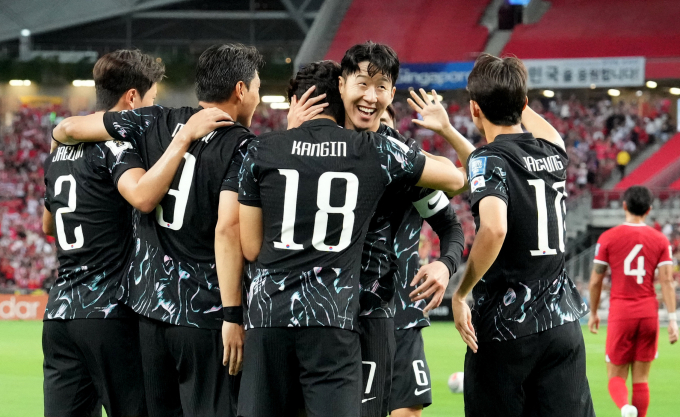 김도훈 임시감독이 이끄는 대한민국 축구 국가대표팀이 싱가포르에서 시원한 승리를 거두고 2026 월드컵(캐나다·멕시코·미국 공동 개최) 아시아 3차예선 진출을 확정지었다. 사진은 지난 6일(현지시각) 싱가포르와의 2026 북중미 월드컵 2차 예선 5차전 원정 경기에서 골을 터뜨린 손흥민. /사진=로이터