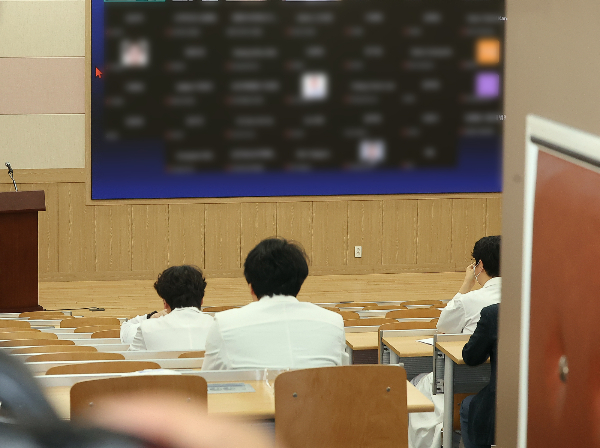 서울의대-서울대병원 교수협의회 비상대책위원회의 '전면 휴진' 결의에 환자 단체가 "의료집단 이기주의"라며 즉각 철회를 요구했다. 지난 4일 오후 서울 종로구 서울대병원에서 열린 서울대 의대 긴급 전체 교수 총회에 교수들이 참석했다. /사진=뉴스1