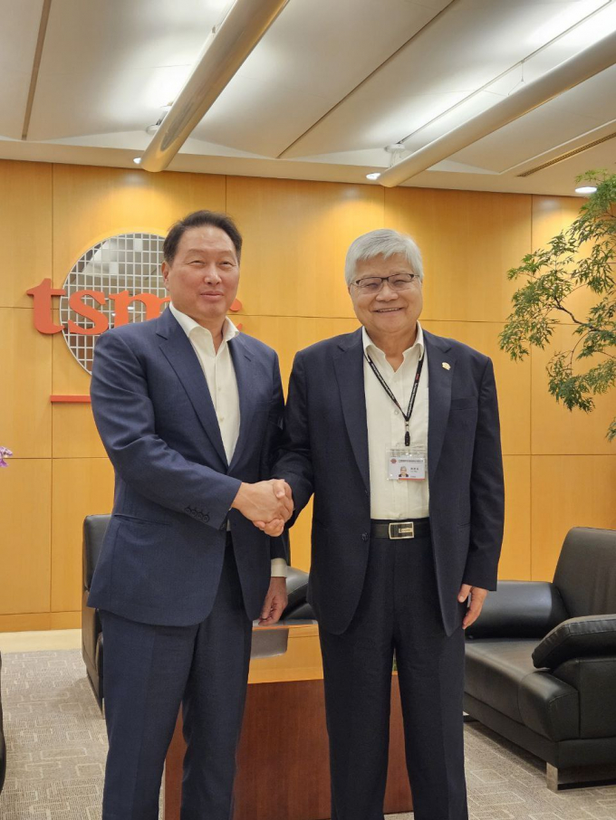 최태원 SK 그룹 회장(왼쪽)과 TSMC 웨이저자 회장이 6일 대만 타이베이 TSMC 본사에서 기념 촬영을 하고 있다. / 사진=SK 