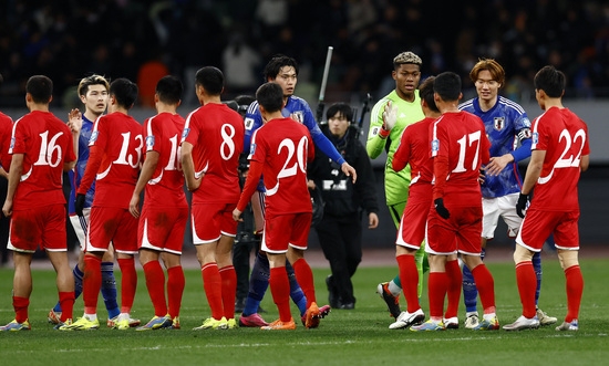 북한 축구대표팀이 시리아를 꺾고 2026 북중미월드컵 아시아지역 3차예선 진출에 대한 희망을 이어가게 됐다. 사진은 북한이 지난 3월 일본과의 3차예선 원정경기에 앞서 악수를 나누는 장면. /사진=로이터