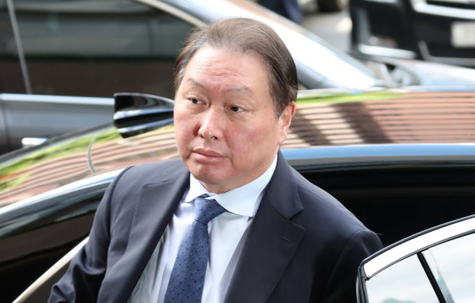 최태원 SK 회장이 지난달 28일 서울 중구 한 호텔에서 열린 빈 자이드 알 나하얀 아랍에미리트(UAE) 대통령과의 간담회에 참석하고 있다./사진=뉴스1