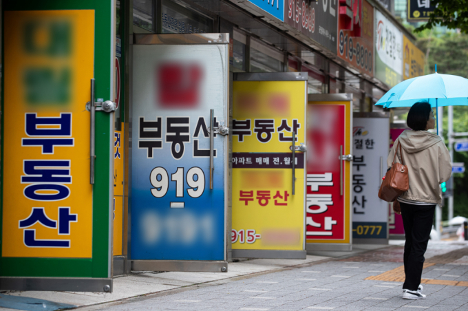 지난 4월 기준 신규 개업 공인중개사 사무소가 전월(1024곳) 대비 10%, 전년(1132곳) 대비 18.6% 감소한 921곳을 기록했다. 사진은 서울시내 한 공인중개업소 밀집 지역. /사진=뉴스1