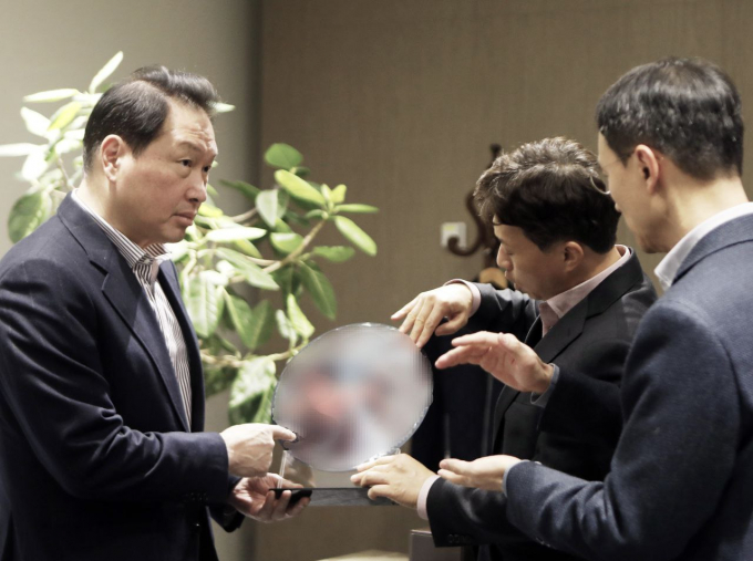 최태원 SK그룹 회장이 SK하이닉스 이천캠퍼스 R&D센터에서 경영진에게 HBM웨이퍼와 패키지에 대한 설명을 듣고 있다. /사진=SK