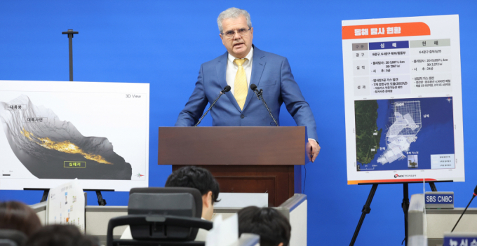 미국 심해 기술 평가 전문 기업 액트지오의 비토르 아브레우 고문이 7일 오전 세종시 정부세종청사 산업통상자원부에서 '동해 심해 가스전' 관련 브리핑을 하고 있다. /사진=뉴시스