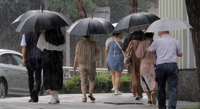 오는 8일 전국이 흐리고 가끔 비가 내리겠다. 사진은 지난해 8월22일 명동역 인근에서 우산을 쓰고 이동하는 시민들 모습. /사진=뉴시스