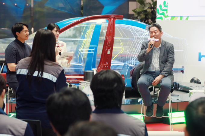 서강현 현대제철 사장(사진 맨 오른쪽)이 지난 5일 당진제철소 기술연구소 1층 로비에서 진행된 '타운홀 미팅'에서 직원들과 대화의 시간을 가지고 있다. /사진=현대제철