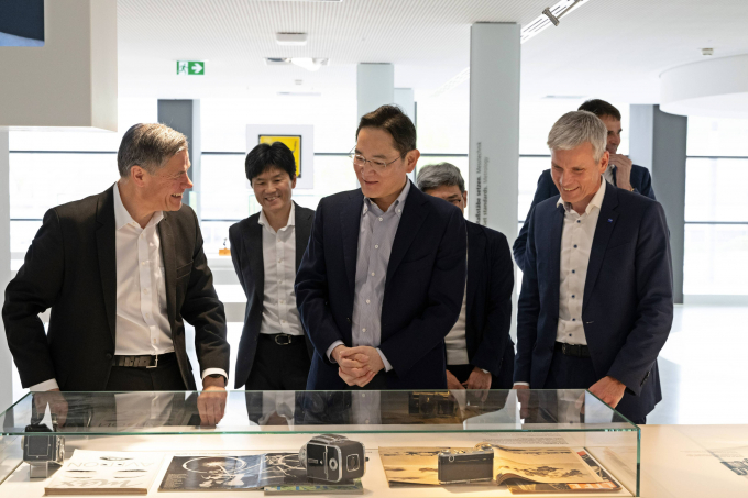 지난 4월26일(현지시간) 독일 오버코헨 ZEISS 본사를 방문한 이재용 삼성전자 회장이 ZEISS 제품을 살펴보는 모습. / 사진=삼성전자