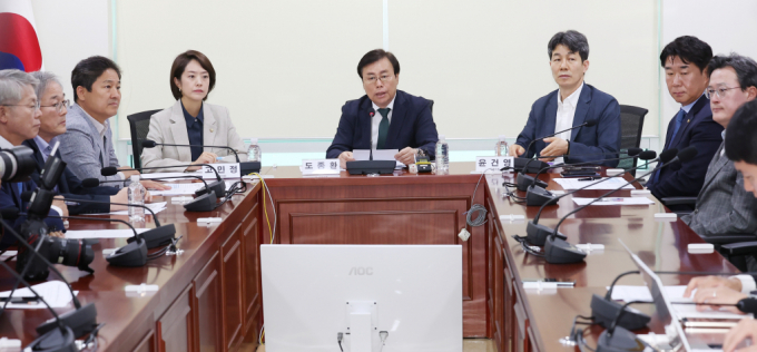  문재인 정부 시절 인사들이 국회에서 기자회견을 열고 김 여사의 인도 순방과 관련된 의혹을 해명했다. 사진은 문재인 정부 인도 방문 대표단장을 지낸 도종환 전 문화체육관광부 장관과 당시 수행원인 고민정, 윤건영 더불어민주당 의원 등이 7일 오전 서울 여의도 국회 의원회관에서 기자간담회를 하고 있는 모습. /사진= 뉴스1  