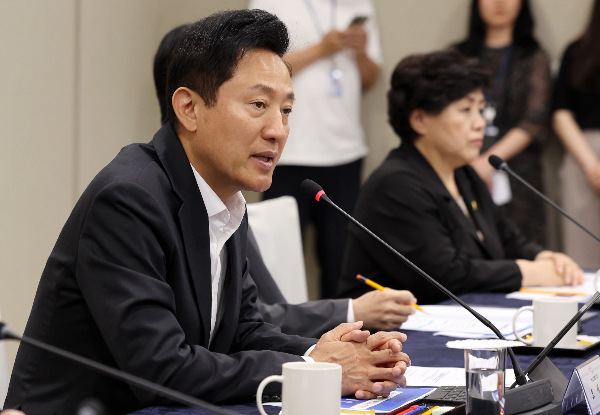 오세훈 서울시장이 '방송3법'을 재추진하는 더불어민주당을 강하게 비판했다. 사진은 7일 오후 서울시청에서 열린 서울시 공공돌봄위원회 1차 회의에 참석한 오 시장. /사진=뉴스1