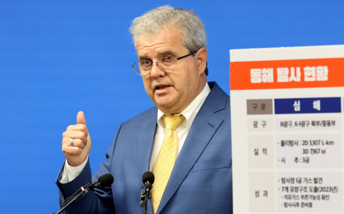  미국 심해 기술 평가 전문 기업 액트지오의 비토르 아브레우 고문이 7일 오전 세종시 정부세종청사 산업통상자원부에서 '동해 심해 가스전' 관련 브리핑을 하고 있다. /사진=뉴시스