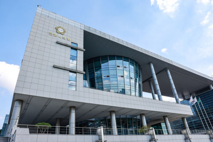 이종담 천안시의원이 여성 의원에게 비속어가 담긴 문자 메시지를 전송해 논란이 되고 있다. 사진은 천안시의회 전경. /사진=뉴시스